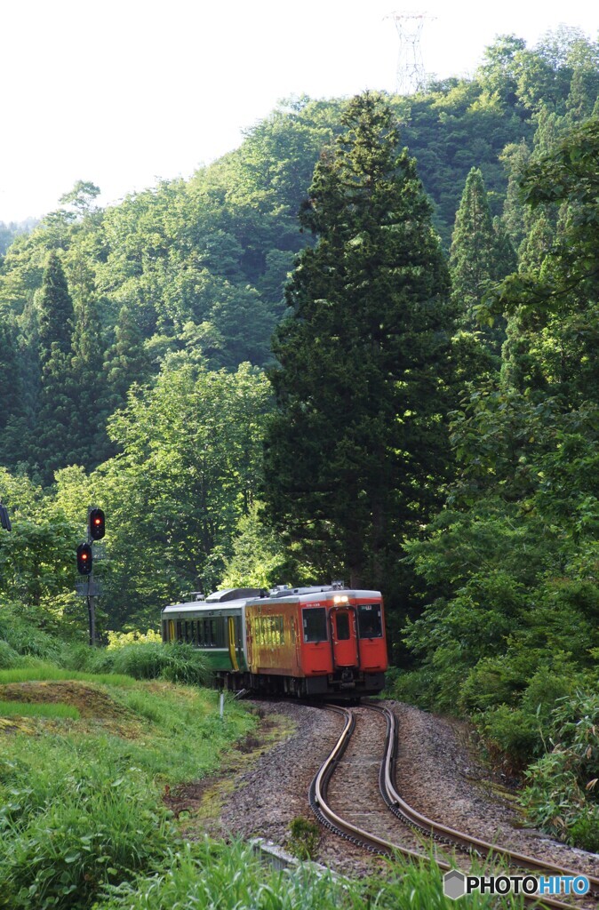 小出行き始発列車が大白川駅を出発！