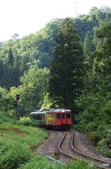小出行き始発列車が大白川駅を出発！