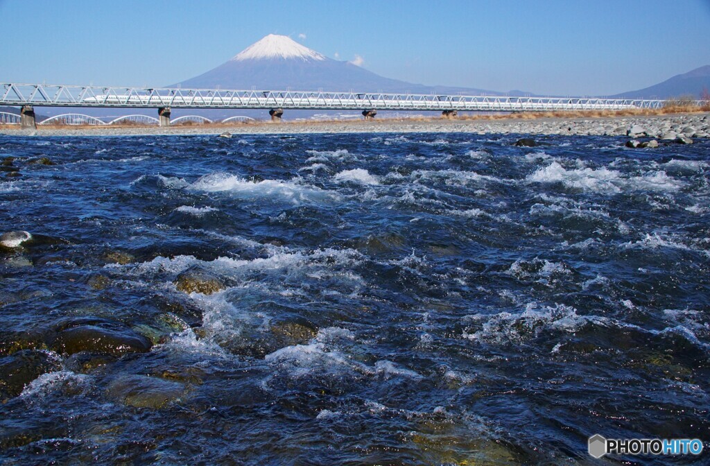 川の流れと富士山と新幹線フル編成！