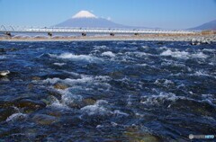 川の流れと富士山と新幹線フル編成！