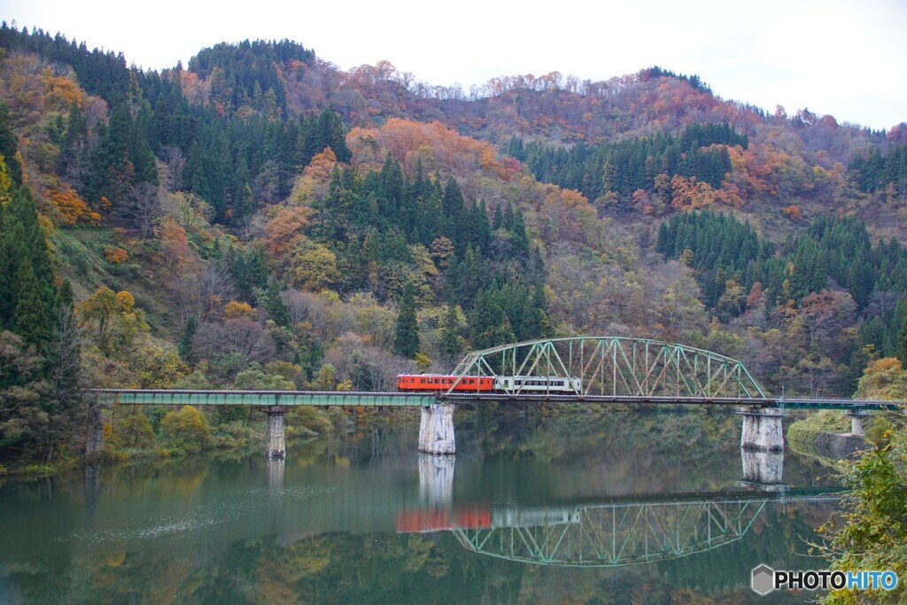 第５橋梁を渡る紅白コンビのキハ！