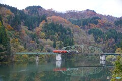 第５橋梁を渡る紅白コンビのキハ！