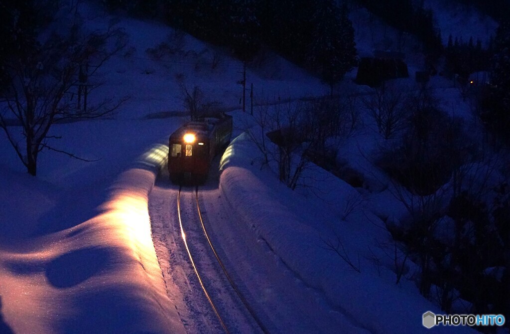 雪壁の線路を走るキハ！