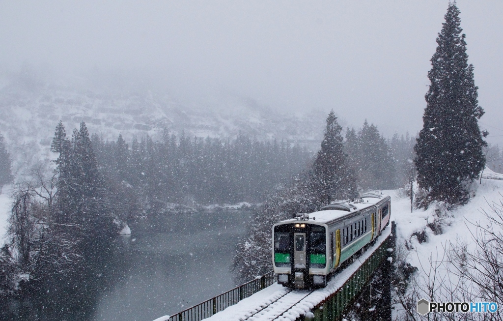 雪が降る中の只見線！