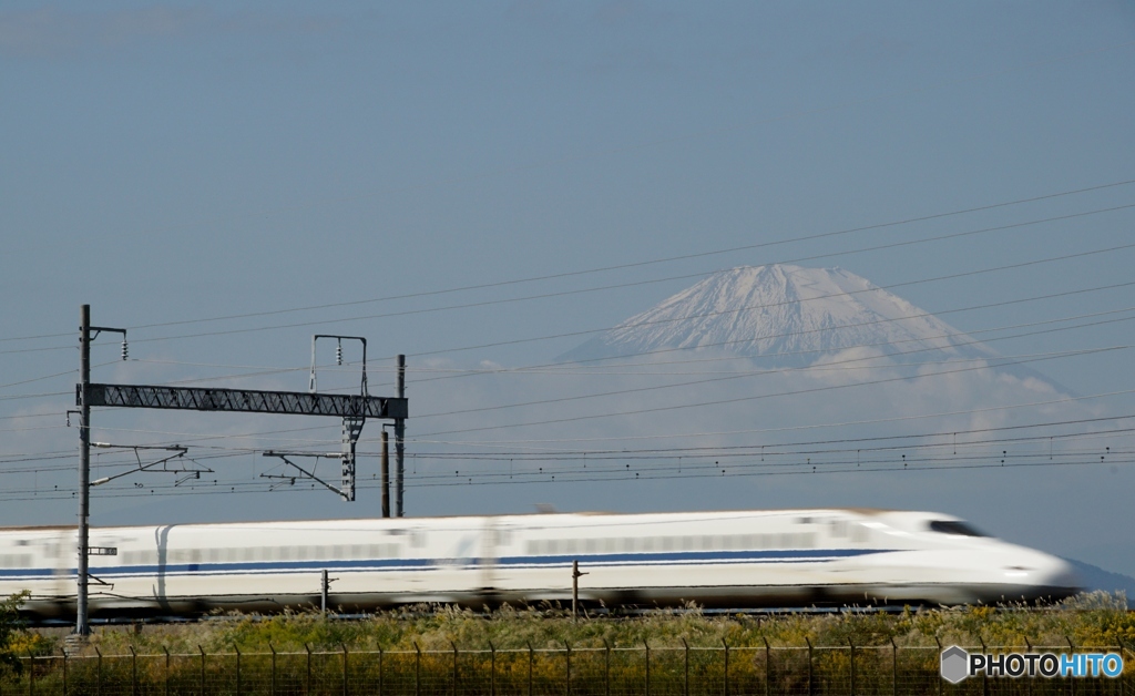 疾走するクローズアップの新幹線と富士山！