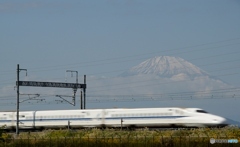 疾走するクローズアップの新幹線と富士山！