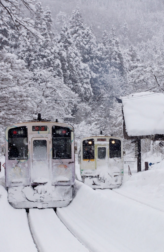 真冬の湯野上温泉駅列車交換！