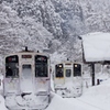 真冬の湯野上温泉駅列車交換！