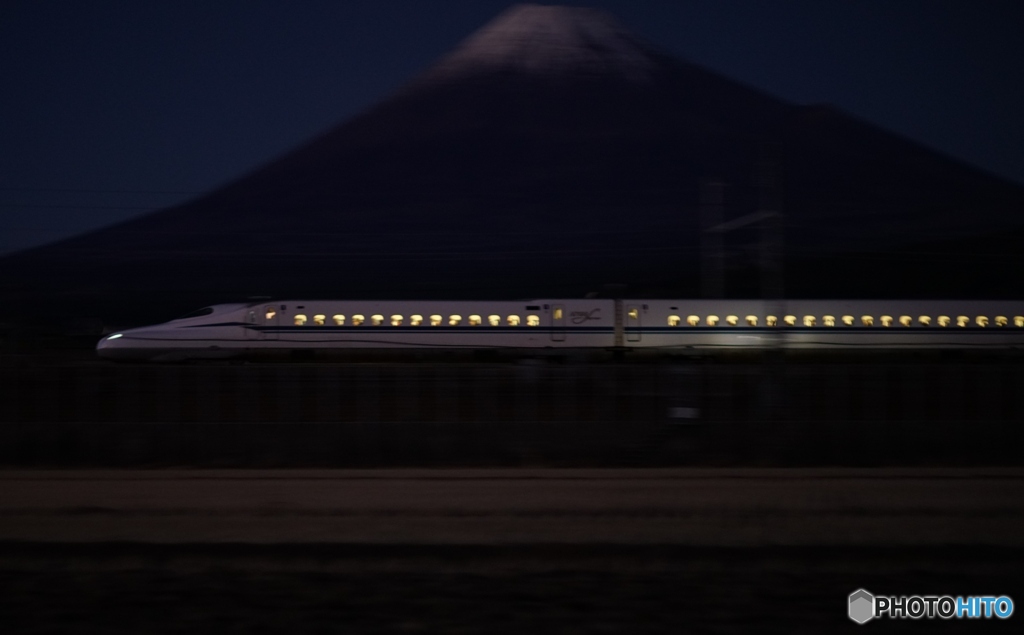 新幹線と富士山　黄昏タイムの流し撮り！