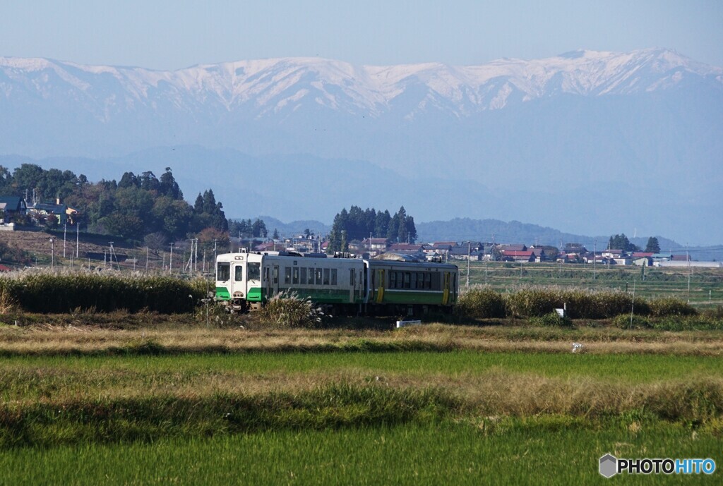 冠雪している飯豊連峰に只見線！
