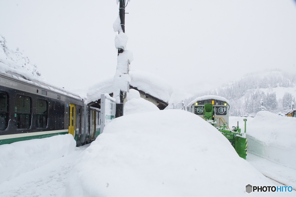 入広瀬駅で並ぶラッセル車と下り列車！