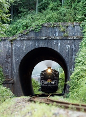 トンネルの向こうにＳＬ！