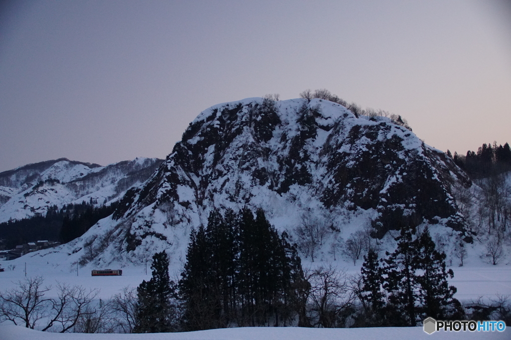 鷹町山の麓を走るキハ！