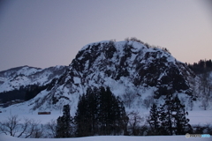 鷹町山の麓を走るキハ！
