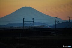 富士山のシルエットと東海道新幹線のリアビュー！