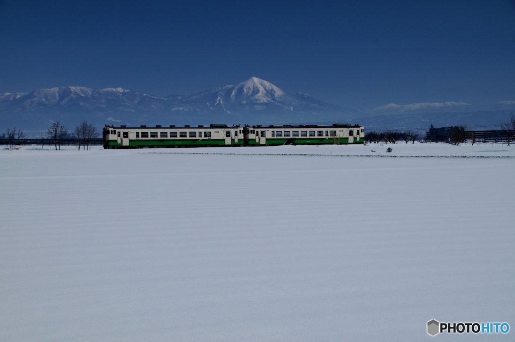 快晴の青空に浮かぶ磐梯山とキハ40！