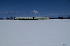 快晴の青空に浮かぶ磐梯山とキハ40！