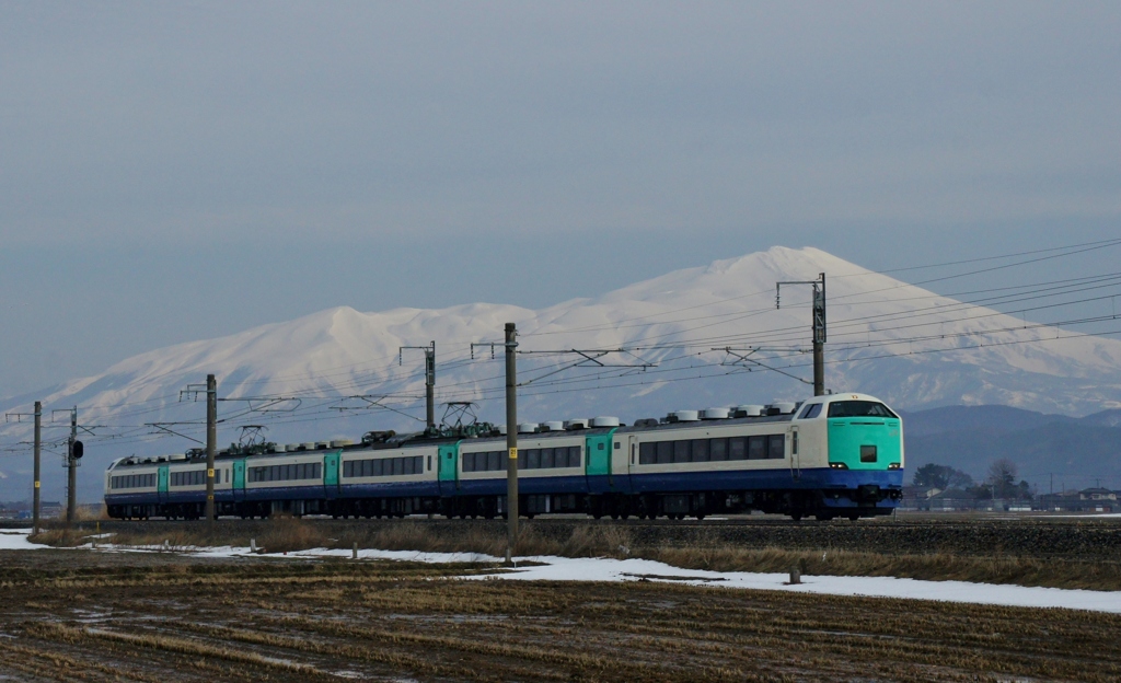 全容の鳥海山＆485系3000番台