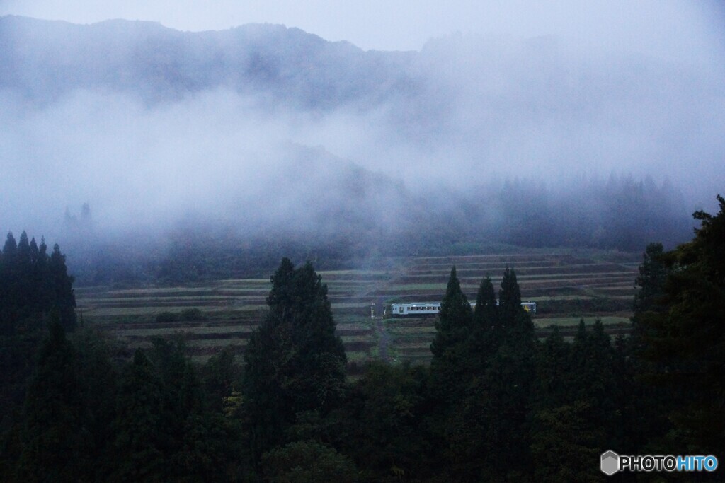 長閑な風景に山霧と只見線！