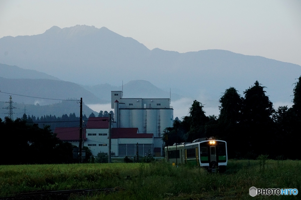 カントリーエレベーターと越後三山を背景に！
