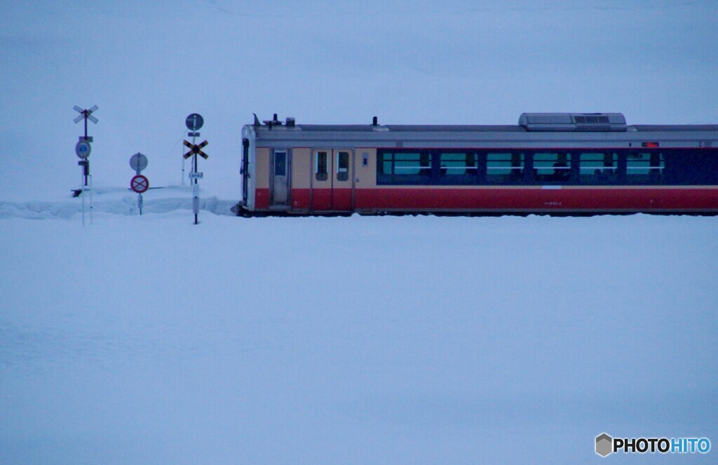 雪に埋もれそうな何時もの踏切！