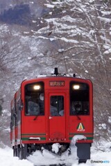 雪の中を走る赤いキハ！