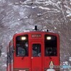 雪の中を走る赤いキハ！