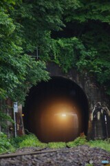 霧が立ち込める中、トンネル突入！