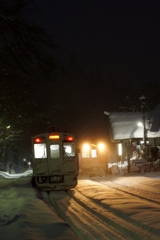 雪国駅夕刻の列車交換！