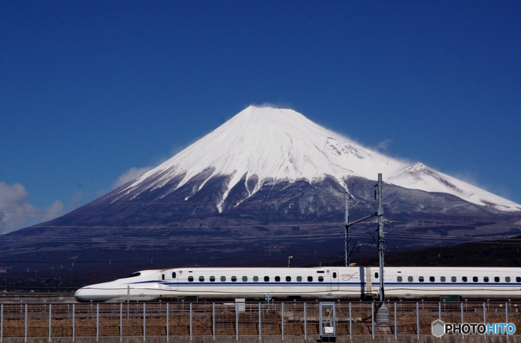 真っ青な空に白い富士山と新幹線！