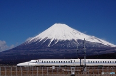 真っ青な空に白い富士山と新幹線！