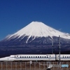 真っ青な空に白い富士山と新幹線！