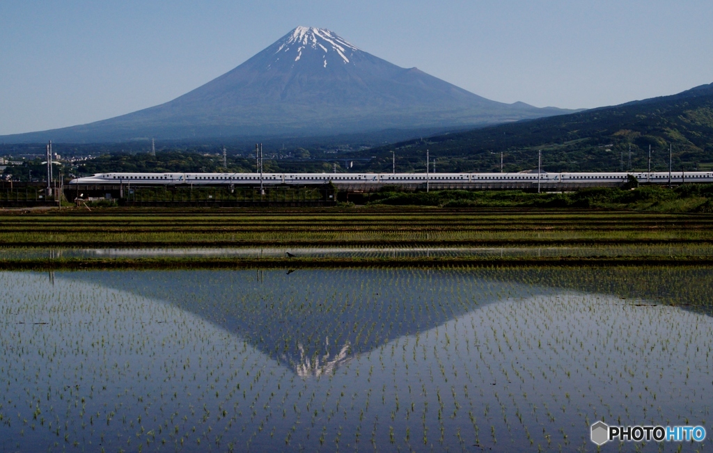 田んぼに写った富士山の水鏡と新幹線②