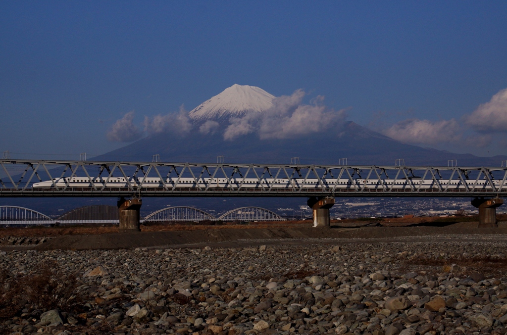 日本の象徴「富士山」大動脈「新幹線」