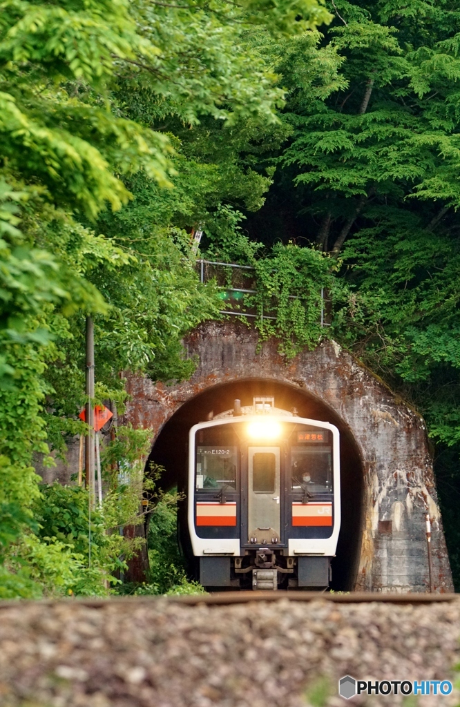 キハ120！トンネル飛出し！