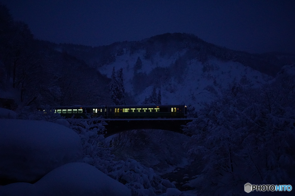 夜明け間近の始発列車！