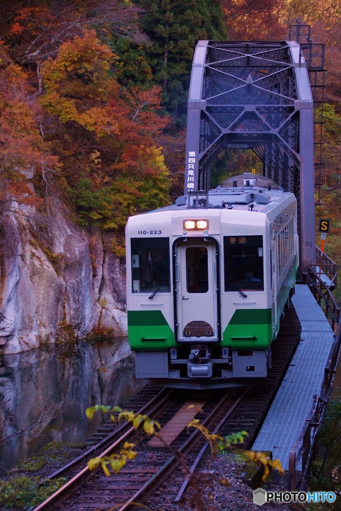 紅葉の第４橋梁を往く東北色のキハ110