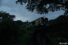 夕暮れの中のキハ120！