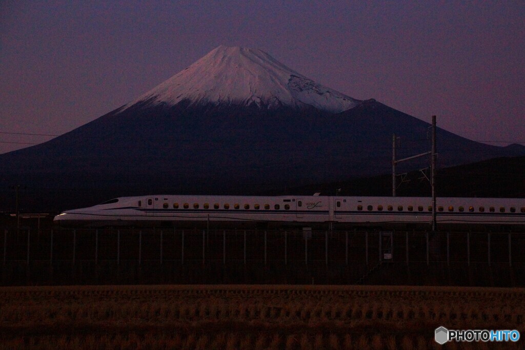 夕暮れの赤富士と新幹線！