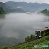 霧の中に浮かぶ大志集落と只見線！