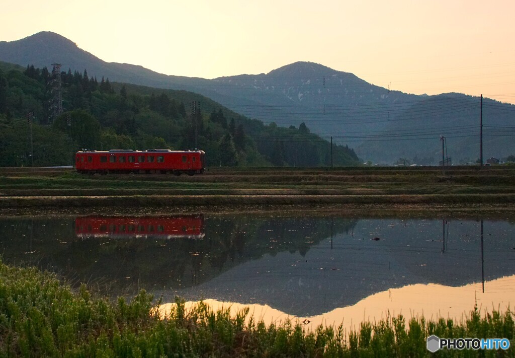 夜明け直後の鉄道風景！