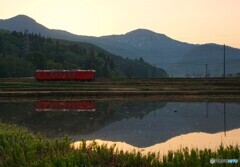 夜明け直後の鉄道風景！