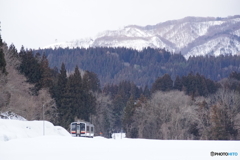 雪原を走るキハE120！遠目