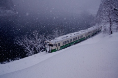 吹雪く大志集落を走るキハ40！