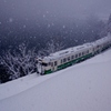 吹雪く大志集落を走るキハ40！