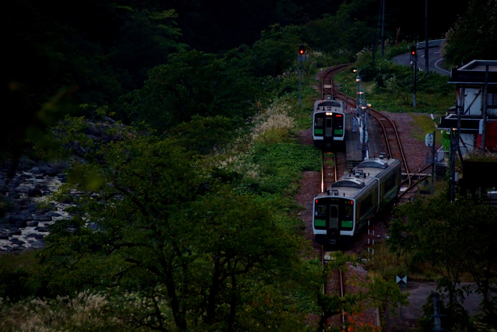 夕暮れの大白川駅列車交換シーン！