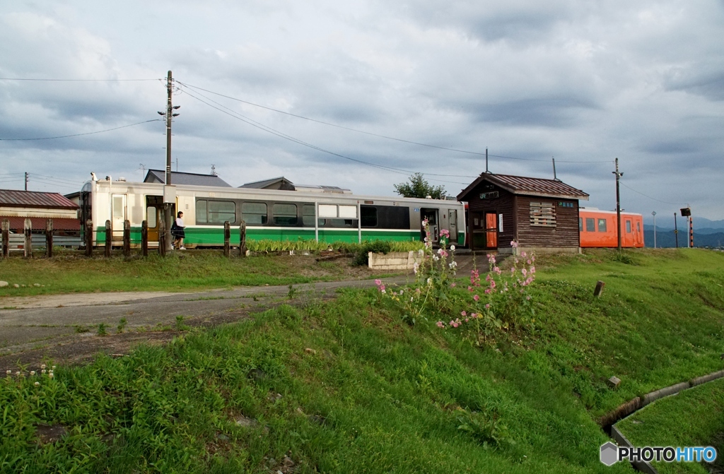 田舎の駅に夕方の帰宅列車が到着！