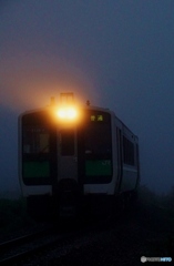 霧の中から始発列車が…