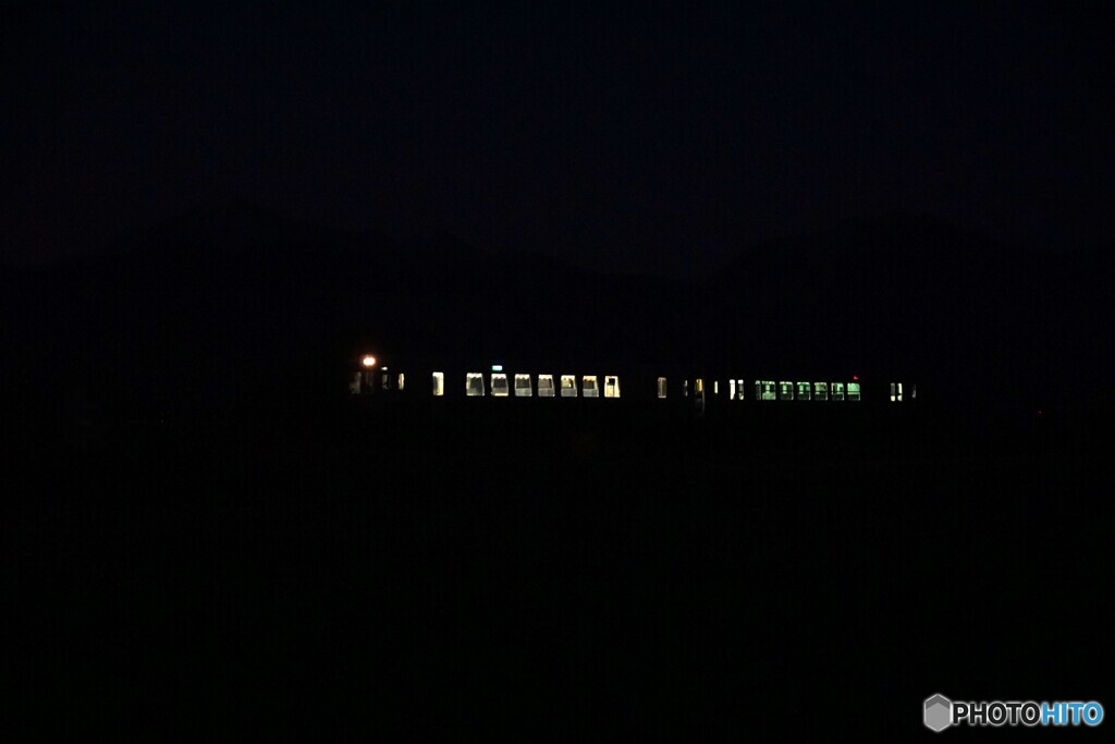 暗闇を走る始発列車！