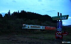 夕暮れの柳津町の入口にマスコットの「赤べこ」！